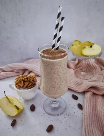 Smoothie with Apple and Cinnamon