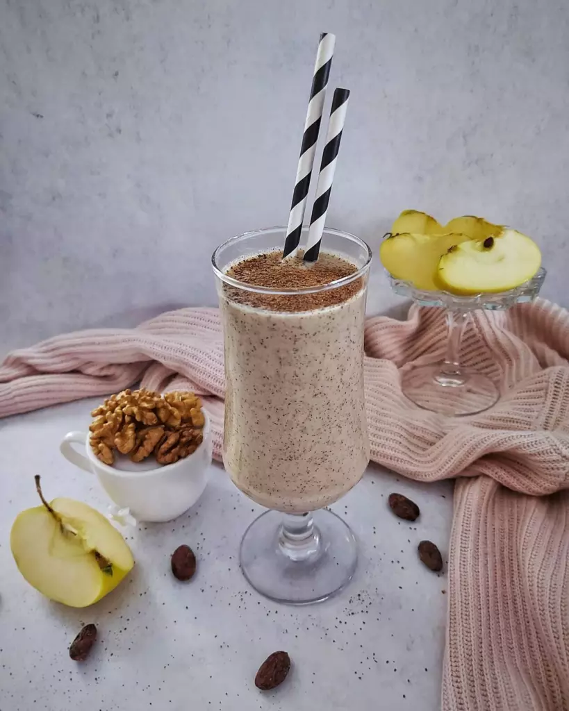 Smoothie with Apple and Cinnamon