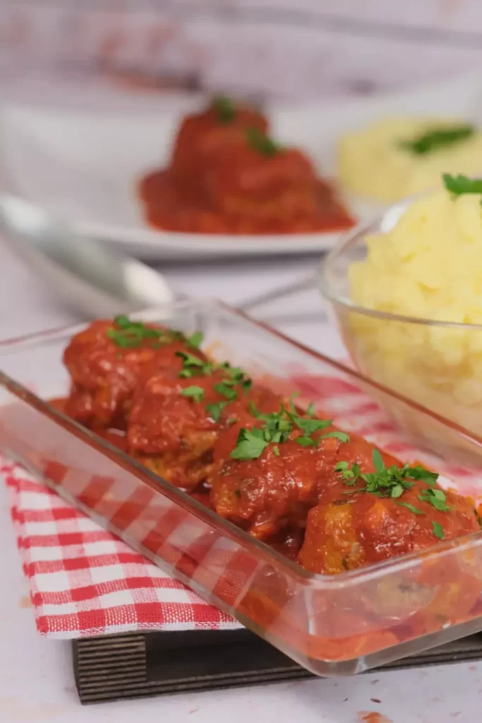 How to Make Meatballs in Tomato Sauce