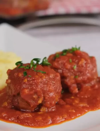 How to Make Meatballs in Tomato Sauce