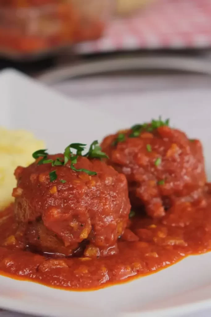 How to Make Meatballs in Tomato Sauce