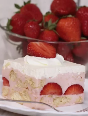 15 Minute Cake with Strawberries